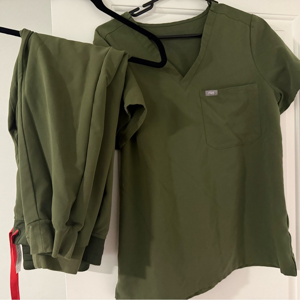 FIGS Dark Olive Catarina Scrub Top and Zamora Jogger Set - EUC